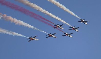 Türk Yıldızları’ndan Antalya semalarında nefes kesen gösteri