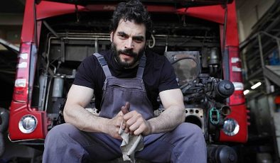 Akın Akınözü ‘Veliaht’taki Karakteri İçin Araba Tamirhanesine Girdi!