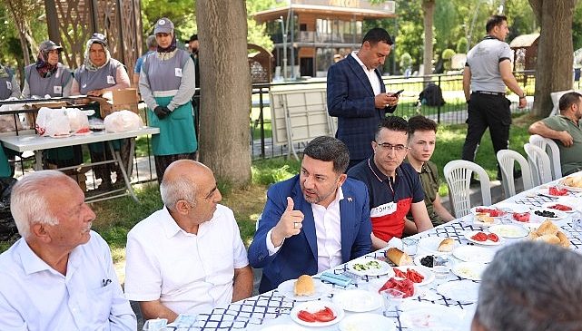Başkan Arı, Esnafıyla Vatandaşıyla Her Gün Bir Arada
