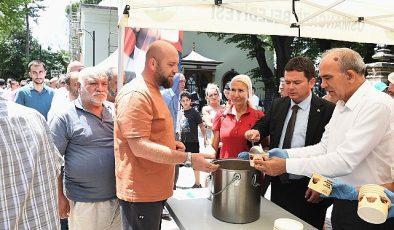 Başkan Aydın vatandaşlara aşure dağıttı