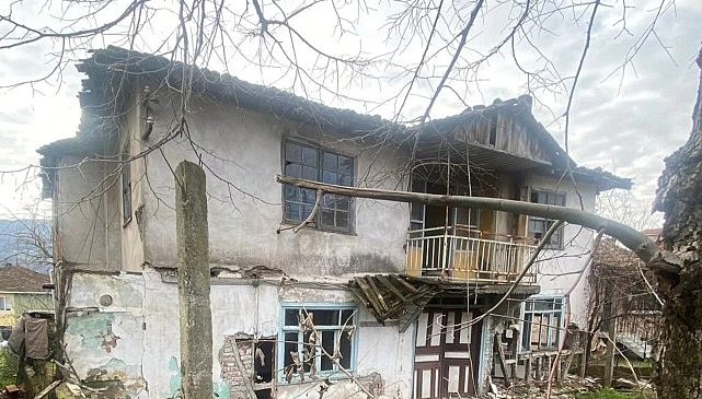 Gölcük Belediyesi riskli yapılara geçit vermiyor