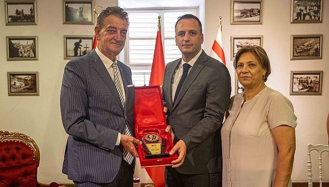 Hüsnü Bozkurt’tan Başkan Eşki’ye ziyaret: “Gençlerle umut büyüyor”