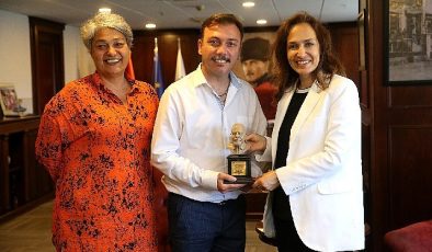Karşıyaka Belediye Tiyatrosu’nda ödül gururu!